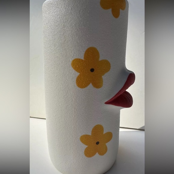 Brand New! 3D Red Lips & Daisy Ceramic Vase -Pucker Up Kiss Decor 💋 - Picture 7 of 10